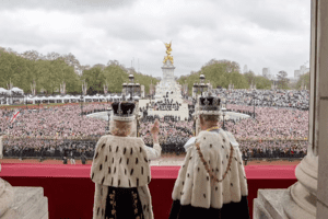 Chùm ảnh hậu trường hiếm hoi của Vua Charles và Vương hậu Camilla trên ban công Cung điện Buckingham hé lộ những góc nhìn chưa từng thấy