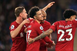 Hạ Leicester 3-0, Liverpool áp sát M.U trên BXH Premier League