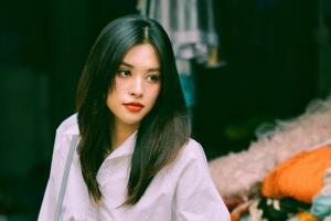 Hoa hậu Tiểu Vy tiếp tục khẳng định nhan sắc "vạn người mê" trong tạo hình thiếu nữ thập niên 90