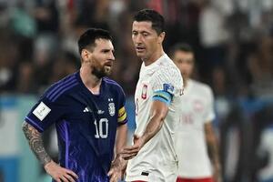 Lewandowski giục Barca kí hợp đồng với Messi