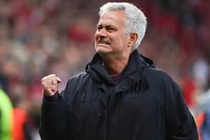 HLV Mourinho làm rõ tương lai với AS Roma