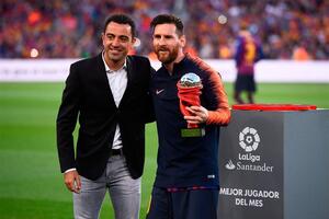 Xavi tiếc nuối vì không thể tái hợp Messi ở Barca