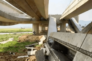 Sập nhiều dầm cầu trên cao tốc Diễn Châu - Bãi Vọt