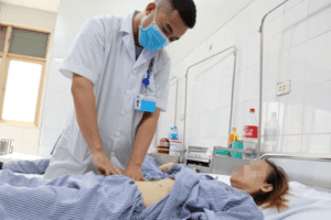 Cô gái 27 tuổi mắc bệnh hiếm, một hạt cơm cũng không ăn được