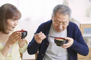 Hơn 90.000 người Nhật sống thọ hơn 100 tuổi nhờ bí quyết ăn uống lành mạnh mà cực đơn giản