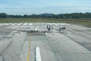 Nghệ An: Đường băng sân bay Vinh bị nứt, các chuyến bay bị tạm hoãn