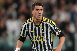 Juventus ra giá bán Vlahovic cho Man Utd, Chelsea