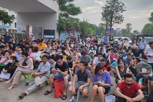 Phụ huynh trắng đêm xếp hàng giành suất lớp 10 cho con và bài toán quy hoạch trường học ở Thủ đô