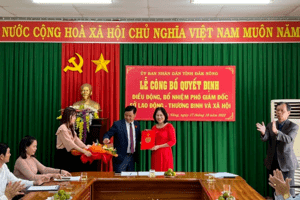 Cho thôi việc phó giám đốc sở xin nghỉ hưu ngay tại lễ bổ nhiệm