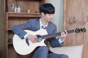 Thần đồng guitar Hàn Quốc Sungha Jung trở lại với khán giả Việt Nam