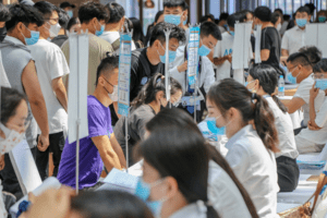 ‘Cơn ác mộng’ đang ám ảnh Trung Quốc: Muốn thúc đẩy lao động trình độ cao, nhưng người có bằng thạc sĩ phải làm… nghề phân loại rác