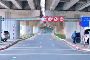 Cầu vòm sắt hồ Linh Đàm biến thành bãi đỗ xe
