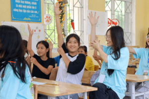 Học sinh trường top ở Hà Nội tác nghiệp nghề "giáo", chia sẻ yêu thương với các em nhỏ có mảnh đời nhiều khó khăn