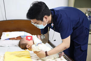 Bệnh nhi 20 ngày tuổi thoát di chứng viêm màng não mủ nhờ cấp cứu kịp thời