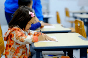 Con học trung tâm tiếng Anh mấy năm vẫn không giỏi giao tiếp, thầy giáo chỉ ra nguyên nhân