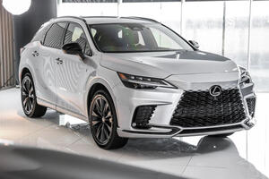 Lexus RX500h F Sport 2023 ra mắt, giá hơn 2,5 tỷ đồng