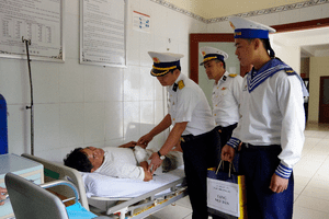 Quân y đảo Trường Sa kịp thời cấp cứu ngư dân bị tai nạn trên biển