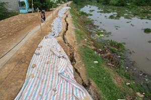 Đê Sông Càn nứt toác trước mùa mưa bão, nghìn hộ dân bất an