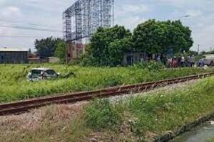 Ô tô chở 9 người bị tàu hoả hất văng khi băng qua đường ở Hải Phòng