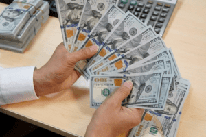 Giá USD ngân hàng tiếp tục tăng, lên gần 24.300 đồng