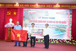 Trao tặng 15.000 lá cờ Tổ quốc cho tỉnh Thừa Thiên Huế
