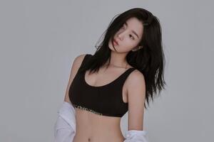 Nữ ca sĩ đắt show quảng cáo nội y sau tranh cãi