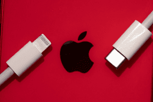 Thay đổi nhỏ trên iPhone 15 khiến 1 mảng kinh doanh béo bở của Apple lao đao, người dùng không còn 'bị ép' mua các thiết bị riêng biệt
