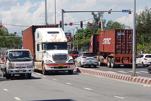 Đà Nẵng: Người dân lo lắng việc xe container "dồn" vào trục đường 2/9 gây nguy hiểm