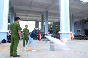 Vùng 4 Hải quân tập huấn và luyện tập xử trí phòng chống cháy nổ