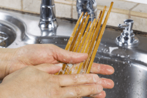 Bác sĩ cảnh báo cách rửa đũa cực nguy hiểm mà nhiều gia đình vẫn làm