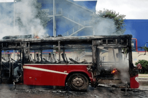 Bắc Giang: Xe khách 45 chỗ chở công nhân bất ngờ bốc cháy và bị thiêu rụi