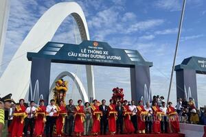Phó Thủ tướng Trần Lưu Quang dự lễ cắt băng khánh thành Cầu Kinh Dương Vương