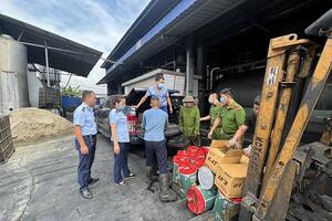 Yên Bái: Tiêu hủy hàng trăm lít dầu nhờn giả mạo nhãn hiệu Castrol