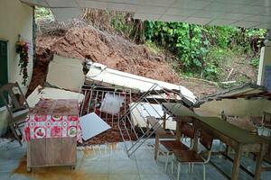 Sạt lở khiến một phòng học ở miền núi Quảng Nam bị sập