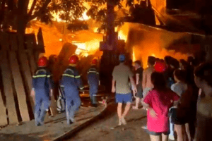 Yên Lạc – Vĩnh Phúc: Xuyên đêm dập lửa cháy tại xưởng mộc