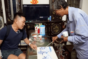 Dị nhân Nam Định hơn 30 năm nuôi móng tay dài: Có biệt tài vẽ tranh, vợ chăm như em bé