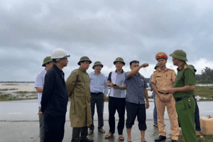 9 công nhân thi công cao tốc Bắc - Nam bị mắc kẹt do nước lũ lên nhanh