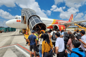 Giá vé máy bay Tết tăng cao, người lao động đứng trước mối lo phương tiện về quê
