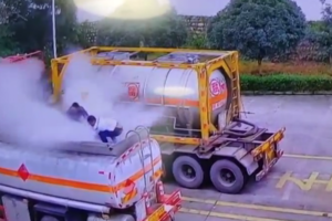 Trung Quốc: Xe bồn chở dầu phát nổ khiến 2 người thiệt mạng, cảnh tượng lửa lan tứ phía gây ám ảnh