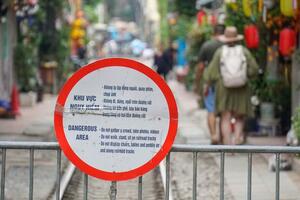 Đường sắt Hà Nội đề nghị giải tỏa phố "cà phê đường tàu"