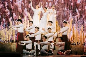Chị đẹp đạp gió rẽ sóng: Lệ Quyên "bắn" rap, Mỹ Linh nhào lộn ở tuổi U50
