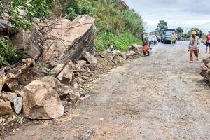 Đèo Khánh Lê sạt lở, tuyến đường nối Nha Trang - Đà Lạt tê liệt