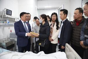 Bí thư Thành ủy thăm, động viên nạn nhân vụ cháy tại Hàng Lược