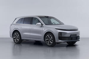 SUV dài hơn 4,9 mét, tiết kiệm nhiên liệu đáng nể, giá gần 1 tỷ đồng