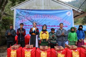 Hoa hậu Nông Thúy Hằng mang Tết sớm đến Hà Giang