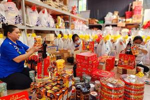 Cận Tết, hàng tiêu dùng và dịch vụ... đua nhau giảm giá
