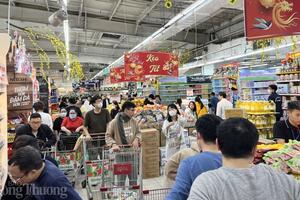 Thị trường Tết: Hàng hóa đầy ắp siêu thị, sức mua "ấm" dần