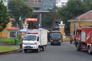 Hình ảnh Ngọc Trinh được dẫn giải tới Tòa