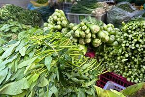 Thị trường mùng 3 Tết: Rau xanh tăng cao; các mặt hàng khác ổn định