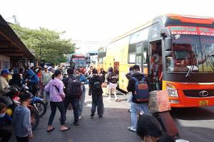 Người dân ùn ùn trở lại TP Hồ Chí Minh sau Tết